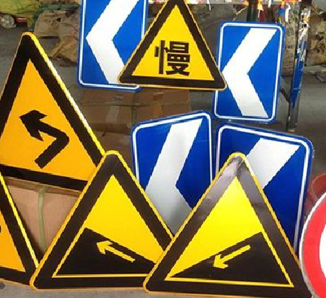 射阳标识标牌中颜色的确定是很重要的。